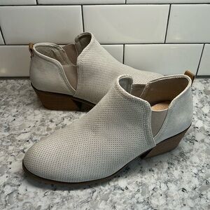 NWOT Dr. Scholl’s “Laurel” Ankle Booties • Cream Color • Size 8M